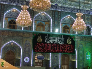 نصب کتیبه های عزا به مناسبت وفات حضرت ام البنین (س) در کربلا 2