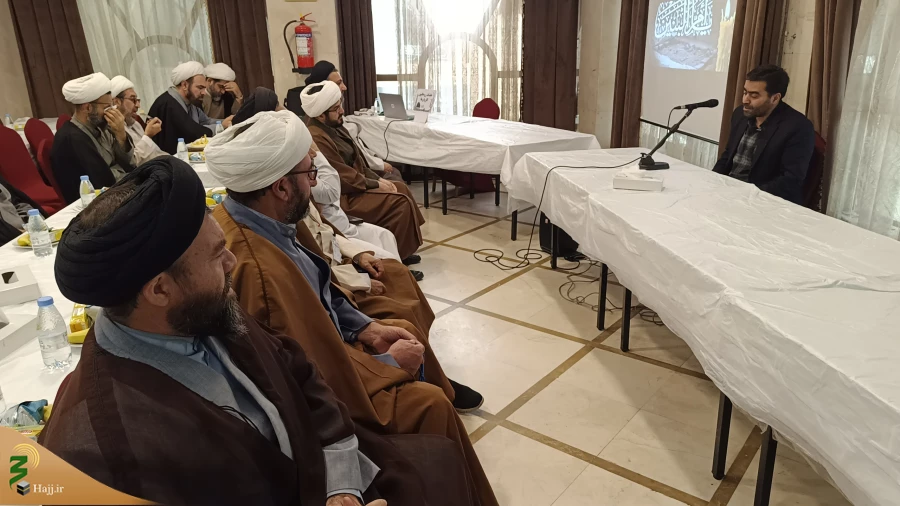 نشست مسئول دفتر نمایندگی بعثه مقام معظم رهبری در مدینه با روحانیون کاروان‌ها 3