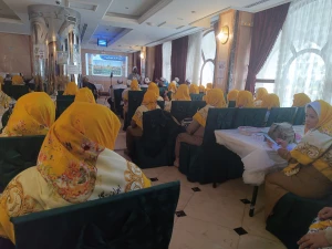 جلسه مدینه‌شناسی برای اهل سنت توسط حجت الاسلام جوانشیر در هتل روابی الزهرا