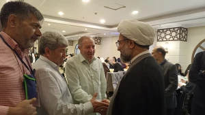 گفتگوی زائران با مسئول بعثه درمدینه +فیلم