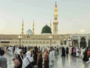 حضور زائران عمره در مسجدالنبی(ص) + فیلم