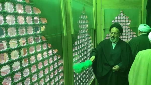  غبار روبی حرم شاهچراغ با حضور رئیس بعثه مقام معظم رهبری 