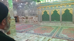 با حضور رئیس بعثه مقام معظم رهبری 

غبار روبی حرم شاه چراغ  4