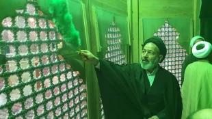 با حضور رئیس بعثه مقام معظم رهبری 

غبار روبی حرم شاه چراغ  8