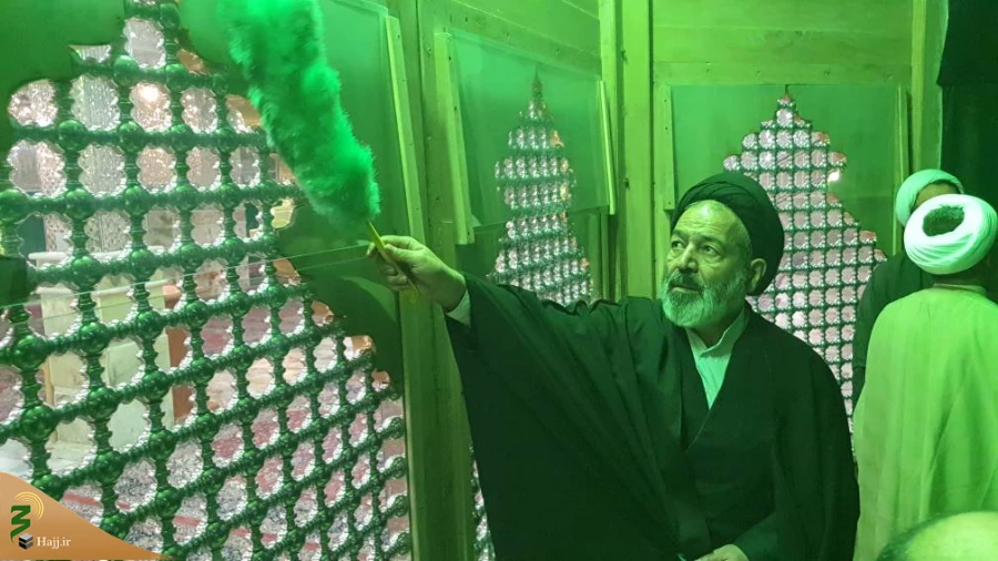 با حضور رئیس بعثه مقام معظم رهبری 

غبار روبی حرم شاه چراغ  8