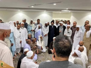 لقاء حميمي بين معتمرين اهل السنة و رئيس بعثة الحجاج الإيرانيين