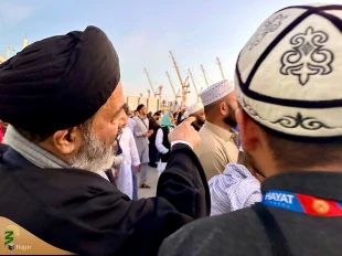 Supreme Leader's Representative for Hajj and Pilgrimage Affairs Holds Sincere Meeting with Iranian and Foreign Pilgrims at Prophet's Mosque and Baqi' 6