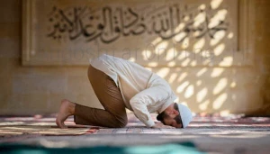 برای تماس تلفن یا زنگ منزل می‌توانیم نمازمان را قطع کنیم؟