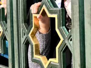 زیارت از دور: اشک‌ها و دعاهای زنان مسلمان در کنار بقیع | محنت فراق اهل‌بیت