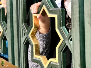 زیارت از دور: اشک‌ها و دعاهای زنان مسلمان در کنار بقیع | محنت فراق اهل‌بیت" 2