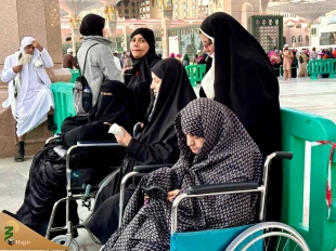 زیارت از دور: اشک‌ها و دعاهای زنان مسلمان در کنار بقیع | محنت فراق اهل‌بیت" 2