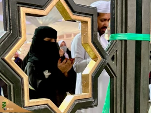 زیارت از دور: اشک‌ها و دعاهای زنان مسلمان در کنار بقیع | محنت فراق اهل‌بیت" 6