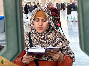 زیارت از دور: اشک‌ها و دعاهای زنان مسلمان در کنار بقیع | محنت فراق اهل‌بیت" 12