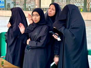 زیارت از دور: اشک‌ها و دعاهای زنان مسلمان در کنار بقیع | محنت فراق اهل‌بیت" 20