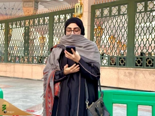 زیارت از دور: اشک‌ها و دعاهای زنان مسلمان در کنار بقیع | محنت فراق اهل‌بیت" 21