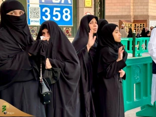 زیارت از دور: اشک‌ها و دعاهای زنان مسلمان در کنار بقیع | محنت فراق اهل‌بیت" 22