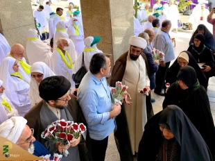 وصول أول قافلة من الطلبة الإیرانیین إلى المدینة المنورة؛ بدایة رحلة العمرة الروحانیة باستقبال حار 2