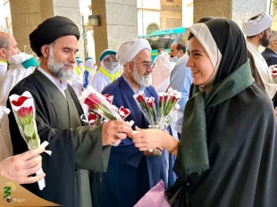 وصول أول قافلة من الطلبة الإیرانیین إلى المدینة المنورة؛ بدایة رحلة العمرة الروحانیة باستقبال حار 4