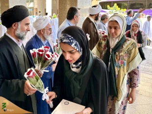 وصول أول قافلة من الطلبة الإیرانیین إلى المدینة المنورة؛ بدایة رحلة العمرة الروحانیة باستقبال حار 6