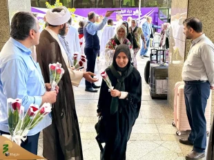 وصول أول قافلة من الطلبة الإیرانیین إلى المدینة المنورة؛ بدایة رحلة العمرة الروحانیة باستقبال حار 7