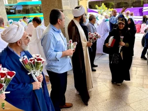 وصول أول قافلة من الطلبة الإيرانيين إلى المدينة المنورة؛ بداية رحلة العمرة الروحانية باستقبال حار