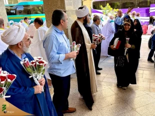 وصول أول قافلة من الطلبة الإیرانیین إلى المدینة المنورة؛ بدایة رحلة العمرة الروحانیة باستقبال حار 8