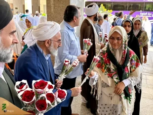 وصول أول قافلة من الطلبة الإیرانیین إلى المدینة المنورة؛ بدایة رحلة العمرة الروحانیة باستقبال حار 2
