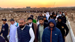 
"زائران عمره رجب در صف طولانی بقیع: سفری معنوی، پر از اشک و عشق به اهل بیت (ع)" 4