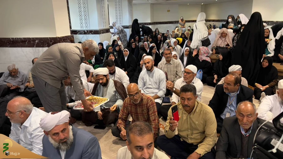 با حضور زائران شیعه و سنی برگزار شد ؛

امت محمد (ص) دوشادوش‌ هم در جشن مبعث رسول اکرم 3