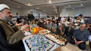 با حضور زائران شیعه و سنی برگزار شد ؛

امت محمد (ص) دوشادوش‌ هم در جشن مبعث رسول اکرم 2