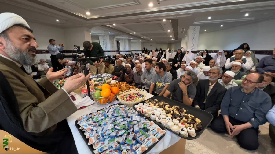 با حضور زائران شیعه و سنی برگزار شد ؛

امت محمد (ص) دوشادوش‌ هم در جشن مبعث رسول اکرم 2