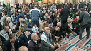 توزیع گل در حرم امام حسین