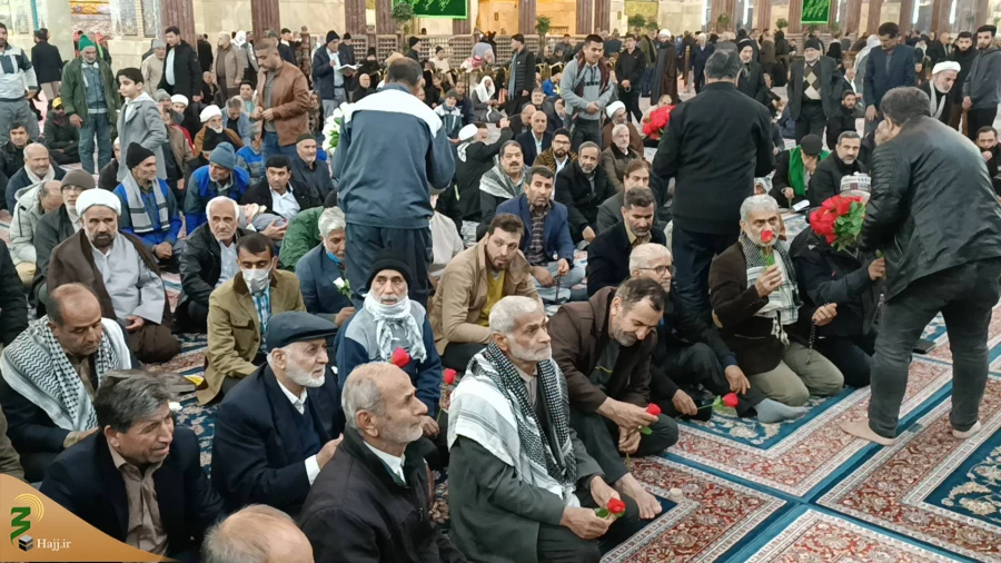 توزیع گل در حرم امام حسین