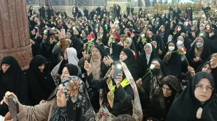 توزیع گل در حرم امام حسین