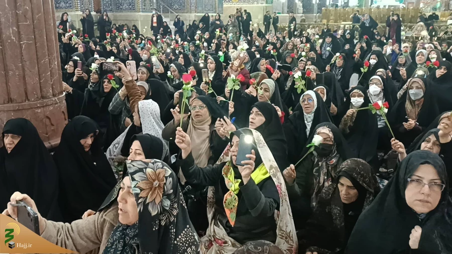 توزیع گل در حرم امام حسین