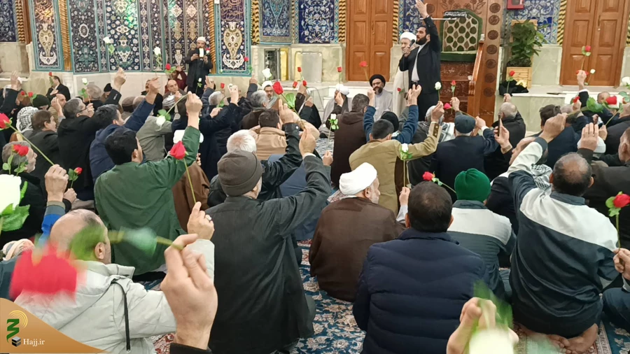 توزیع گل در حرم امام حسین
