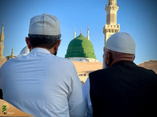 اشک و دعا زیر آفتاب مدینه؛ لحظه‌های ناب در حریم پیامبر مهربانی

 2