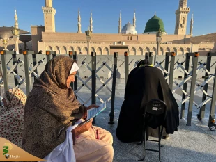 اشک و دعا زیر آفتاب مدینه؛ لحظه‌های ناب در حریم پیامبر مهربانی

 2