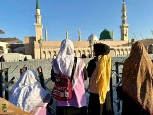 اشک و دعا زیر آفتاب مدینه؛ لحظه‌های ناب در حریم پیامبر مهربانی

 5