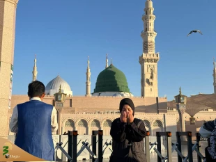 اشک و دعا زیر آفتاب مدینه؛ لحظه‌های ناب در حریم پیامبر مهربانی

 22