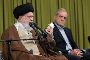 رهبر انقلاب در دیدار مسئولان نظام و سفرای کشورهای اسلامی :

باطن خبیث دشمنان ، پشت لبخندهای دیپلماسی پنهان است