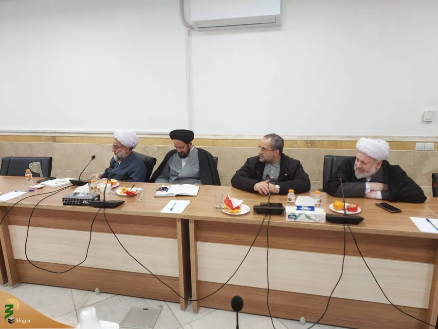 در نشست فقهی نمایندگان بیوت مراجع تقلید مورد بحث قرار گرفت:

حد و حدود رعایت مقررات ویژه پوشش لباس احرام برای ورود به صحن مسجدالحرام 3
