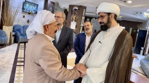 پیرمرد اهوازی در ملاقات با مسئول دفتر بعثه :

در مسیر دین باید حسن خلق داشته باشیم