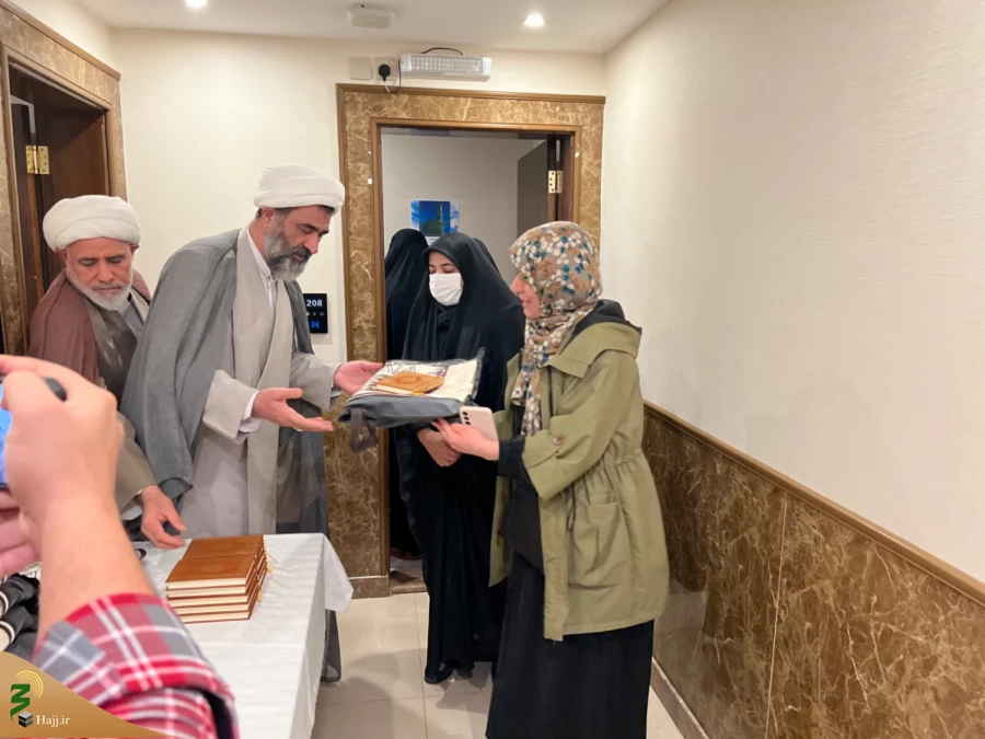در نشست نخبگان با مسئول بعثه رهبری در مدینه مطرح شد

بهره برداری نخبگان از فرصت حضور در مدینه 3