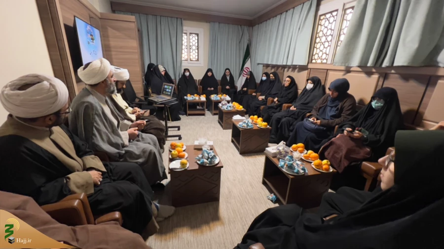 در نشست نخبگان با مسئول بعثه رهبری در مدینه مطرح شد

بهره برداری نخبگان از فرصت حضور در مدینه 9
