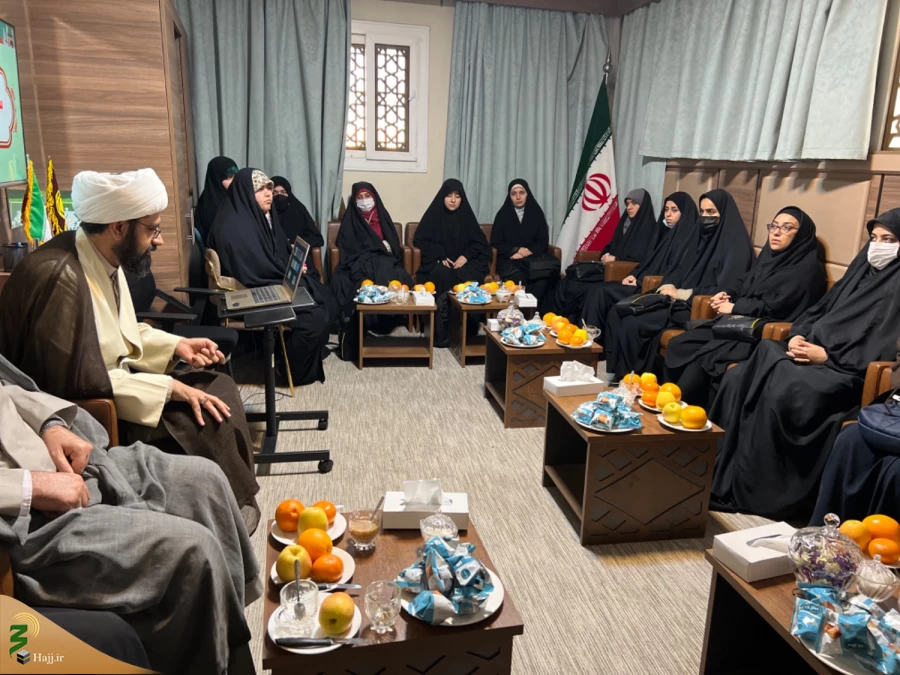 در نشست نخبگان با مسئول بعثه رهبری در مدینه مطرح شد

بهره برداری نخبگان از فرصت حضور در مدینه 6