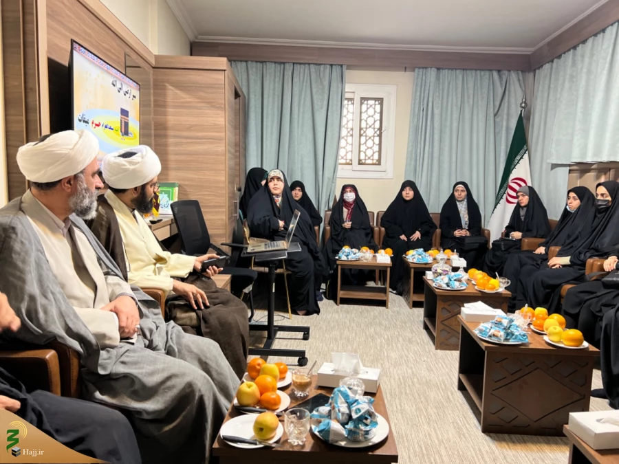 در نشست نخبگان با مسئول بعثه رهبری در مدینه مطرح شد

بهره برداری نخبگان از فرصت حضور در مدینه 7