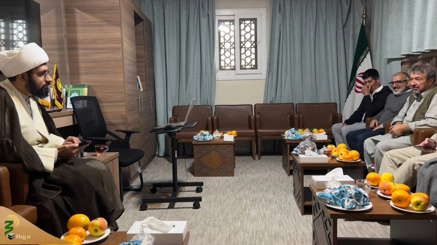 در بعثه رهبری در مدینه ؛
دیدار مسئول بعثه رهبری در مدینه با  نمایندگان کاروانی از استرالیا  6