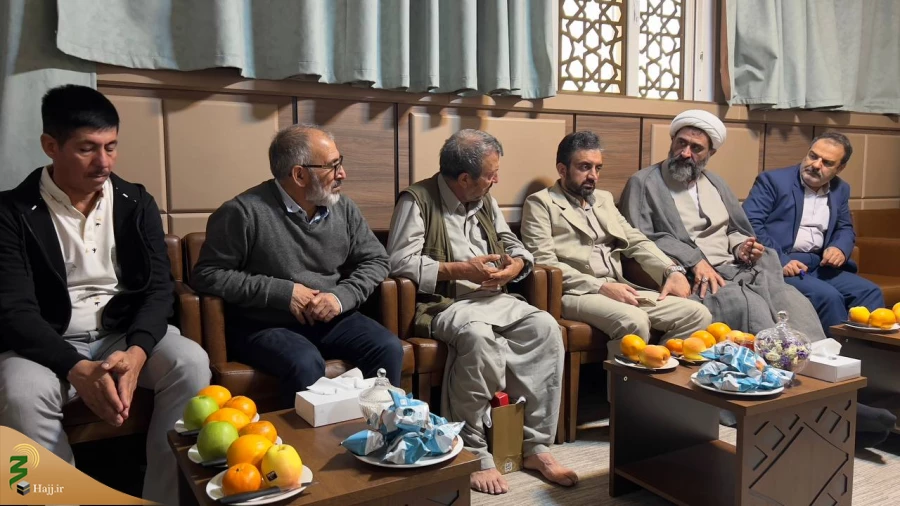 در بعثه رهبری در مدینه ؛
دیدار مسئول بعثه رهبری در مدینه با  نمایندگان کاروانی از استرالیا  4