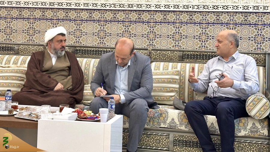 پیگیری مشکلات زائران در مکه توسط مسئول دفتر بعثه رهبری 2پیگیری مشکلات زائران در مکه توسط مسئول دفتر بعثه رهبری 3